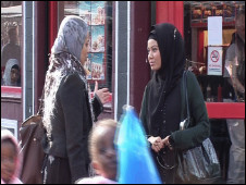 100423095833_ukimmigrants_226x170_nocredit.jpg