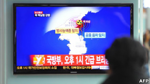 韩国首尔火车站内民众驻足收看电视播报朝鲜怀疑核试验的消息(12/2/2013)