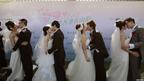 香港太平山顶上举行的一场集体婚礼新人们互相亲吻（12/12/2012）