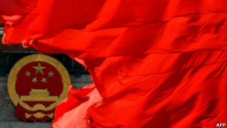 北京人民大会堂前的中国国徽和红旗(13/11/2012)