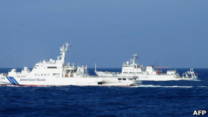 日本海上保安厅巡逻舰（左）和中国海监船