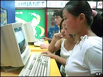 Menina chinesa usa internet