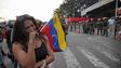 Partidária anônima de Chávez chora em frente ao hospital onde ele estava internado