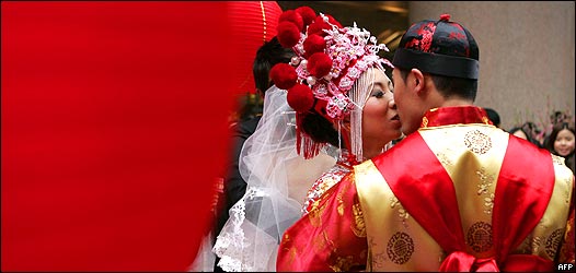 香港新人蕭詠珊(左)與丘文康在銅鑼灣某購物商場安排的婚禮上擁吻(14/2/2010)