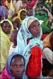 Mulheres e crianças sudanesas em campo de refugiados em Darfur