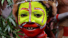 Merch yng ngŵyl Sing Sing, Papua Gini Newydd © Timothy Allen