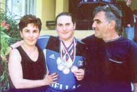 Vicki a'i rhieni