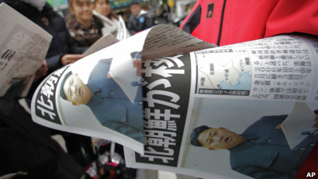 日本东京街头报纸派发朝鲜核试验号外(12/2/2013)
