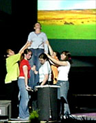 Aelodau'r cast yn cyfleu'r gymdeithas glos