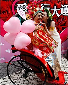 香港某購物商場「愛神」親吻「財神」(8/2/2010)