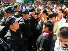 乌鲁木齐民众与警察发生冲突