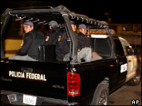 Policiais vasculham local do ataque