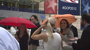 Convidados de convenção republicana usam guarda-chuvas para se prevenir do mau tempo, em 26 de agosto de 2012 (Reuters)