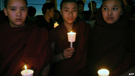 流亡藏人在印度达兰萨拉悼念自焚身亡的藏人(20/11/2012)