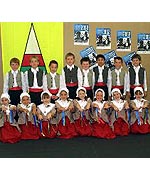 Dawnswyr seremoni y Fedal Drama.