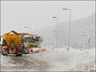 公路维护机构派车清理路面积雪