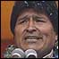 O presidente da Bolívia, Evo Morales, com exemplar da nova Constituição