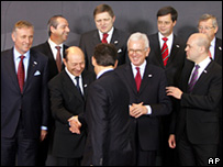 eusummithandshakeap203.jpg