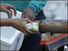 Alimentos siendo introducidos por la sonda hacia la mina.