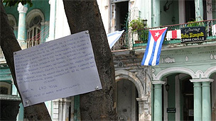 Paseo del Prado, em Havana, virou ponto de anúncios de imóveis para vender (Foto: BBC)