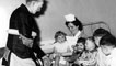 Y nyrs Glenys Davies a chlown gyda rhai o'r babanod yn yr Ystafell Wydr (tua 1940au)
