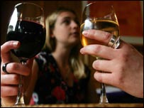 女人手持酒杯