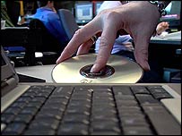 Foto de CD e laptop