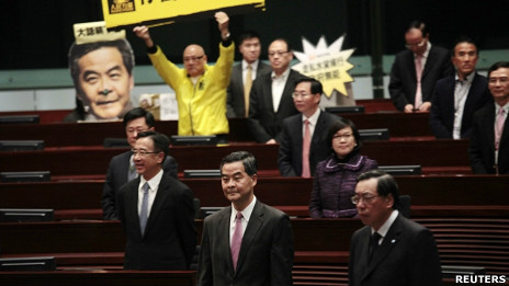 香港人民力量议员们在梁振英进入立法会议事堂时示威(16/1/2013)