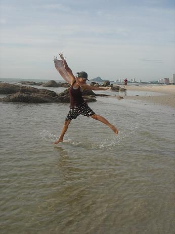 5At_Huahin_Beach_re.JPG