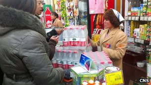 河北邯郸市民在超市抢购矿泉水(中新社图片5/1/2013)