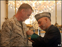 General James Jones (à esq.) e Hamid Karzai