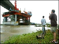 Plataforma de extração de petróleo presa debaixo de uma ponte em Mobile, Alabama