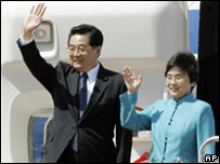 O presidente chinês, Hu Jintao, e sua esposa, Li Yongqing, na chegada a Tóquio