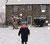 Bachgen bach yn yr eira