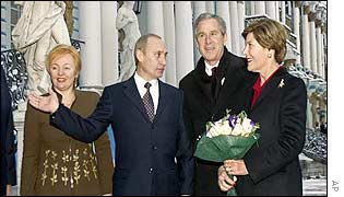 Ruský prezident Putin s manželkou vítá v paláci u Petrohradu manžele Bushovi 