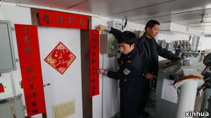中国海监船在钓鱼岛海域(新华社图片)