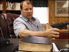 _45981791_chrurch_guns.jpg