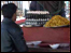 خوراکه و ميوه فروشی کنار جاده