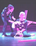 Golygfa o'r ddrama <i loading=