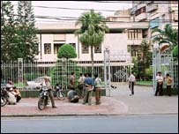 Quang cảnh trước cổng Bộ Thương mại ngày 30.09.2004