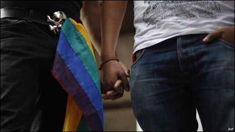Pareja tomada de la mano