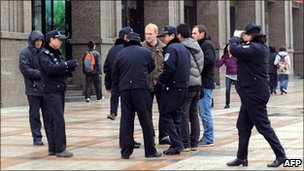 中国公安人员查问一些外国记者
