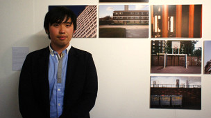 畢業展上，曾誠與自己的作品合影。