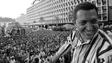 Hugo Chávez fala à multidão reunida na Plaza Caracas em 4 de fevereiro de 1998, aniversário do golpe fracassado de 1992