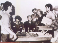 Tướng Dương Văn Minh đọc tuyên bố đầu hàng tại đài phát thanh Sài Gòn
