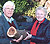 Roy Bendrey yn cyflwyno darn o'r ywen i Neli Jones