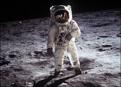_46055403_aldrinonmoonpa.jpg