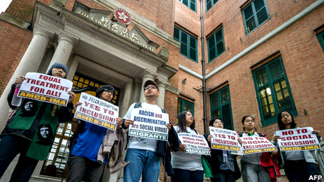 香港菲律宾佣工代表在终审法院外示威(26/2/2013)