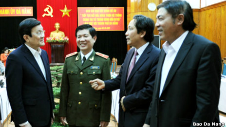 Chủ tịch Trương Tấn Sang (bìa trái) và ông Nguyễn Bá Thanh (bìa phải) trong cuộc tiếp xúc ở Đà Nẵng (ảnh của Báo Đà Nẵng)