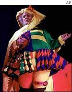 Bryn Terfel ar lwyfan fel Falstaff